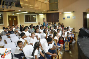 Notre atelier guitare a vĂ©cu un moment fort et inoubliable : le concert de fin dâannĂ©e dans la salle de spectacle du Centre Culturel MarcĂ©đž (Cliquez et puis telecharger vos images en HD)