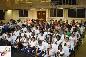 Notre atelier guitare a vĂ©cu un moment fort et inoubliable : le concert de fin dâannĂ©e dans la salle de spectacle du Centre Culturel MarcĂ©đž (Cliquez et puis telecharger vos images en HD)